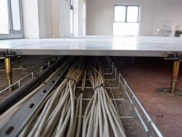 سقف کاذب اتاق سرور -  استفاده از سیستم کف به‌صورت پانل‌های سطح